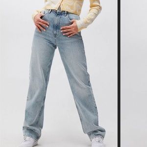 Aritzia - Boyfriend High Rise Loose Jeans. Color is Light Wash Blue; Size 28L.